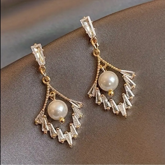 Pearl Earrings - Picture 1 of 3